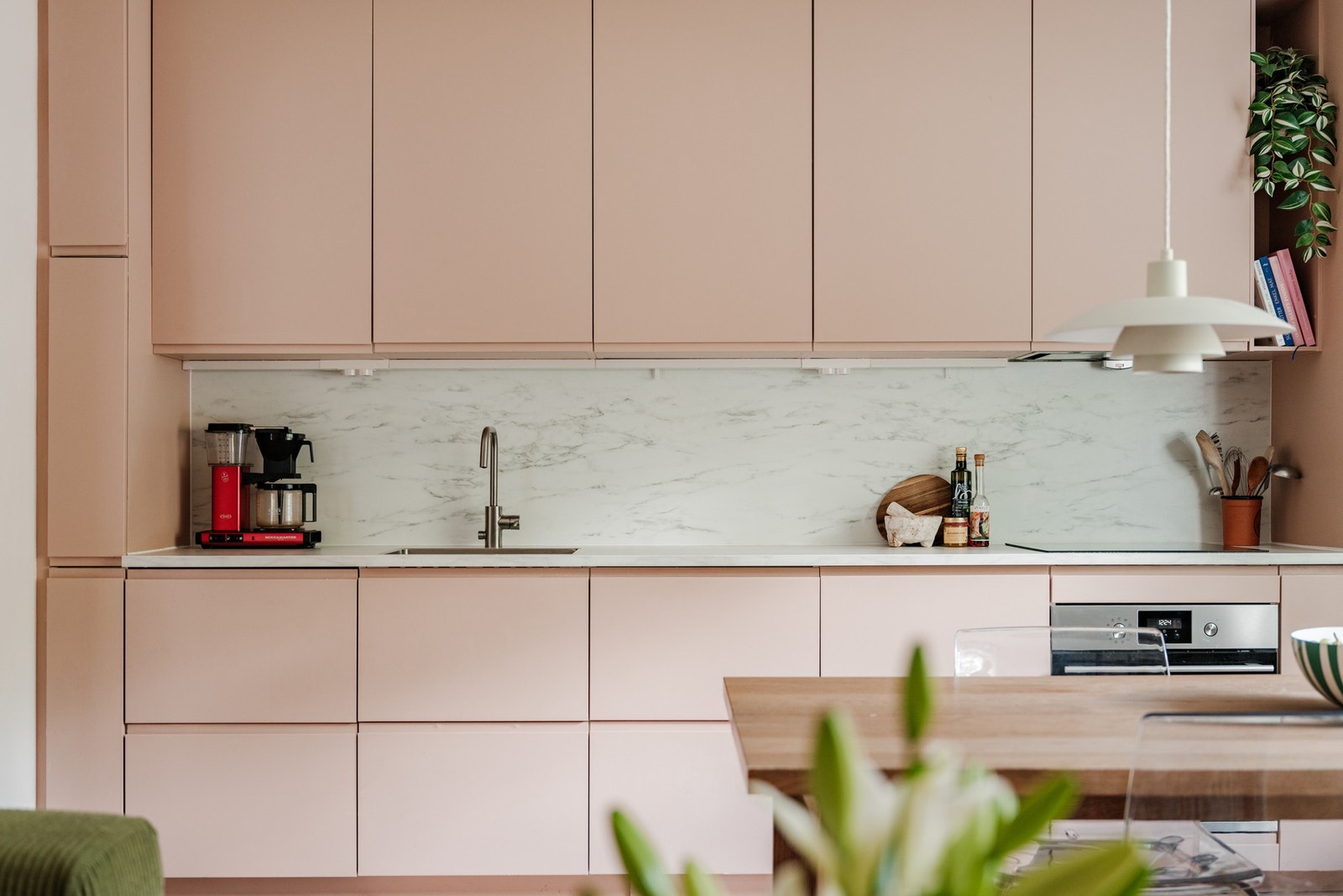 Delikat benkeplate i laminat med tilsvarende plate på vegg - gir et helhetlig og moderne uttrykk. Galleribilde