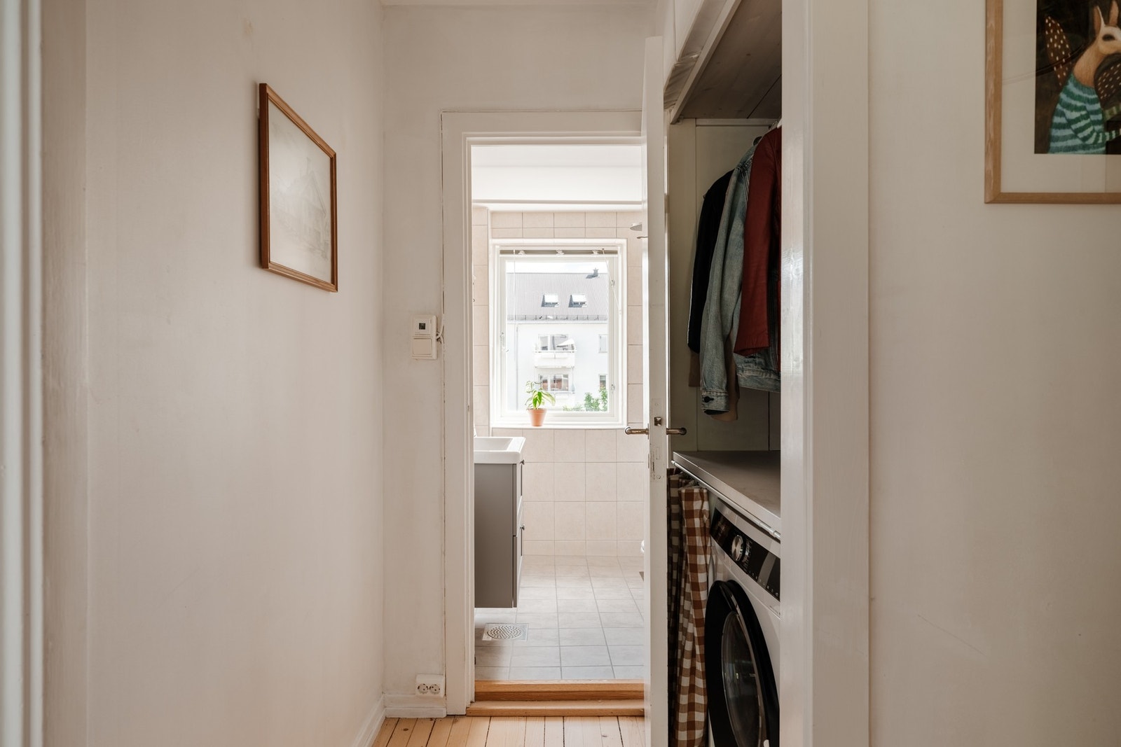 Like utenfor badet er en meget praktisk nisje med oppbevaring og opplegg for vaskemaskin. Galleribilde