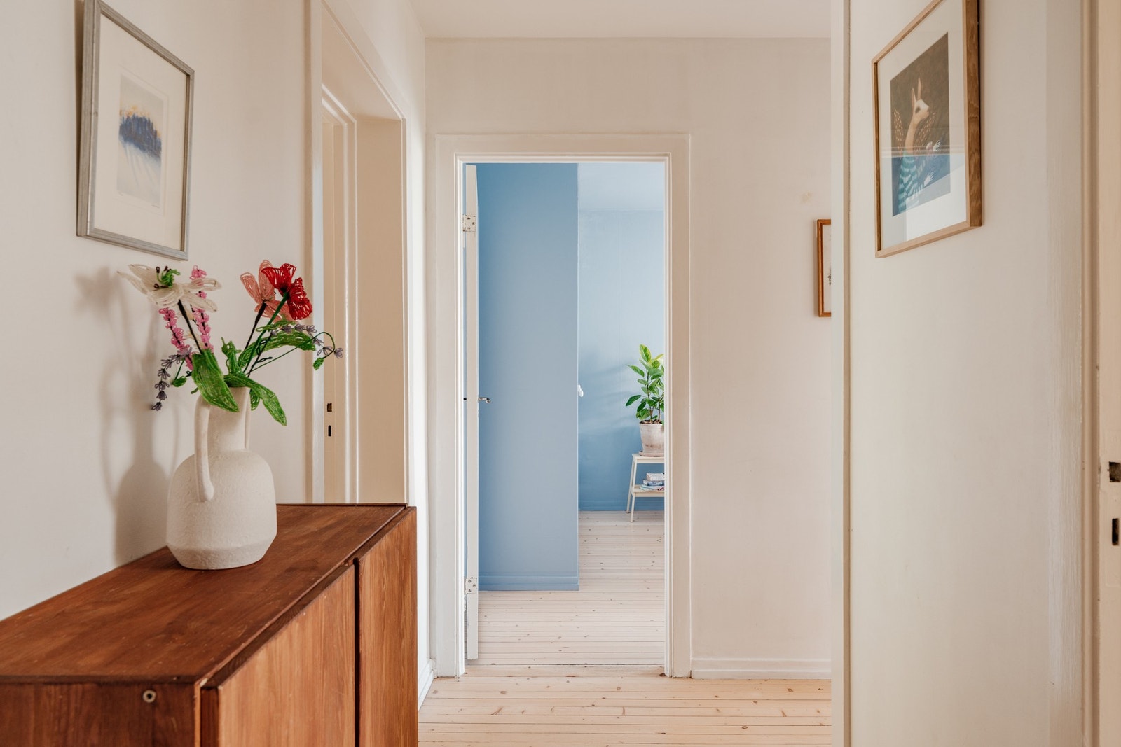 I hjertet av boligen er det en innbydende gang med adkomst til samtlige rom i boligen. Galleribilde