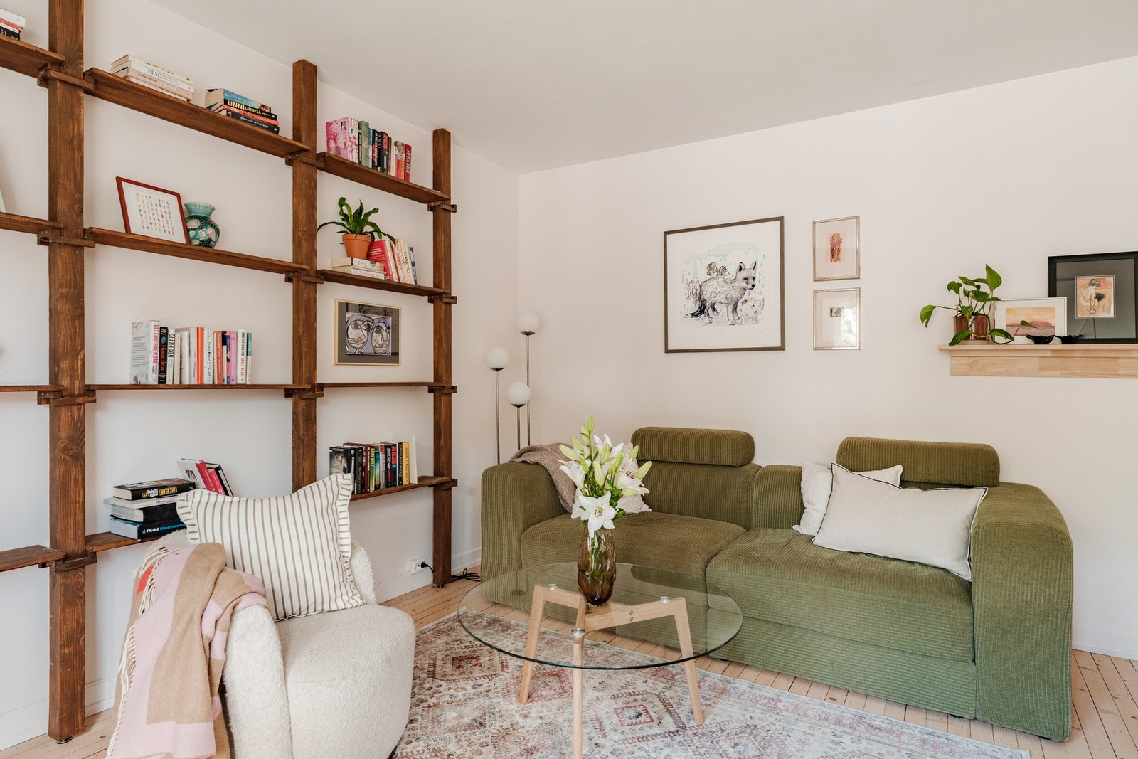Stuen har svært gode innredningsmuligheter, med naturlig plass til både sofagruppe og spisebord. Galleribilde