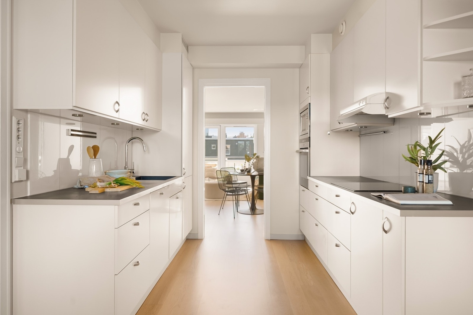 Kjøkkenet har moderne innredning med slette fronter og benkeplate i laminat. Galleribilde