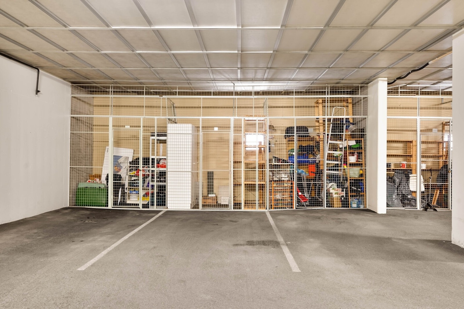 Det følger med en parkeringsplass i felles garasjekjeller, samt bod. Gjesteparkering på eiendommen Galleribilde