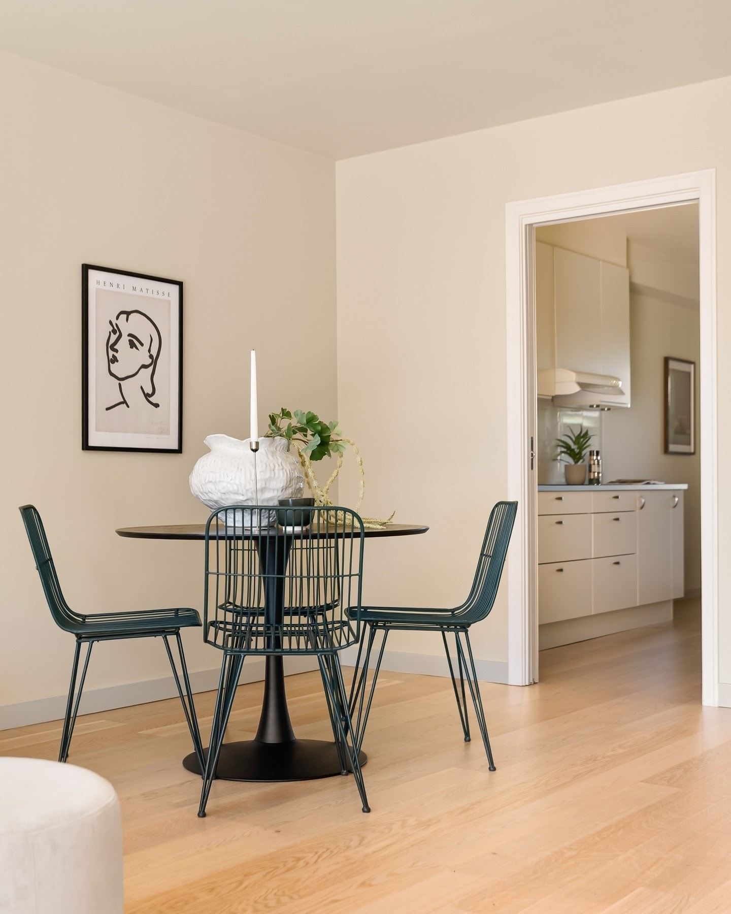 Spisestuen er naturlig plassert ved kjøkkenet og er innredet med en rundt spisebord som innbyr til sosiale settinger. Galleribilde