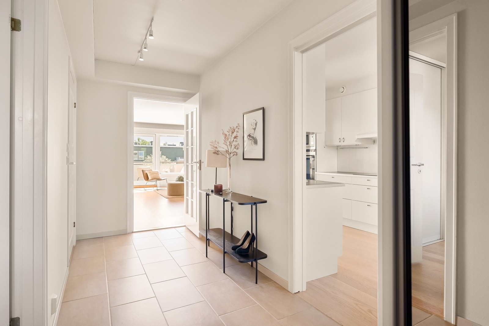 Velkommen inn! Førsteinntrykket er at dette er en lys og hyggelig leilighet. Galleribilde