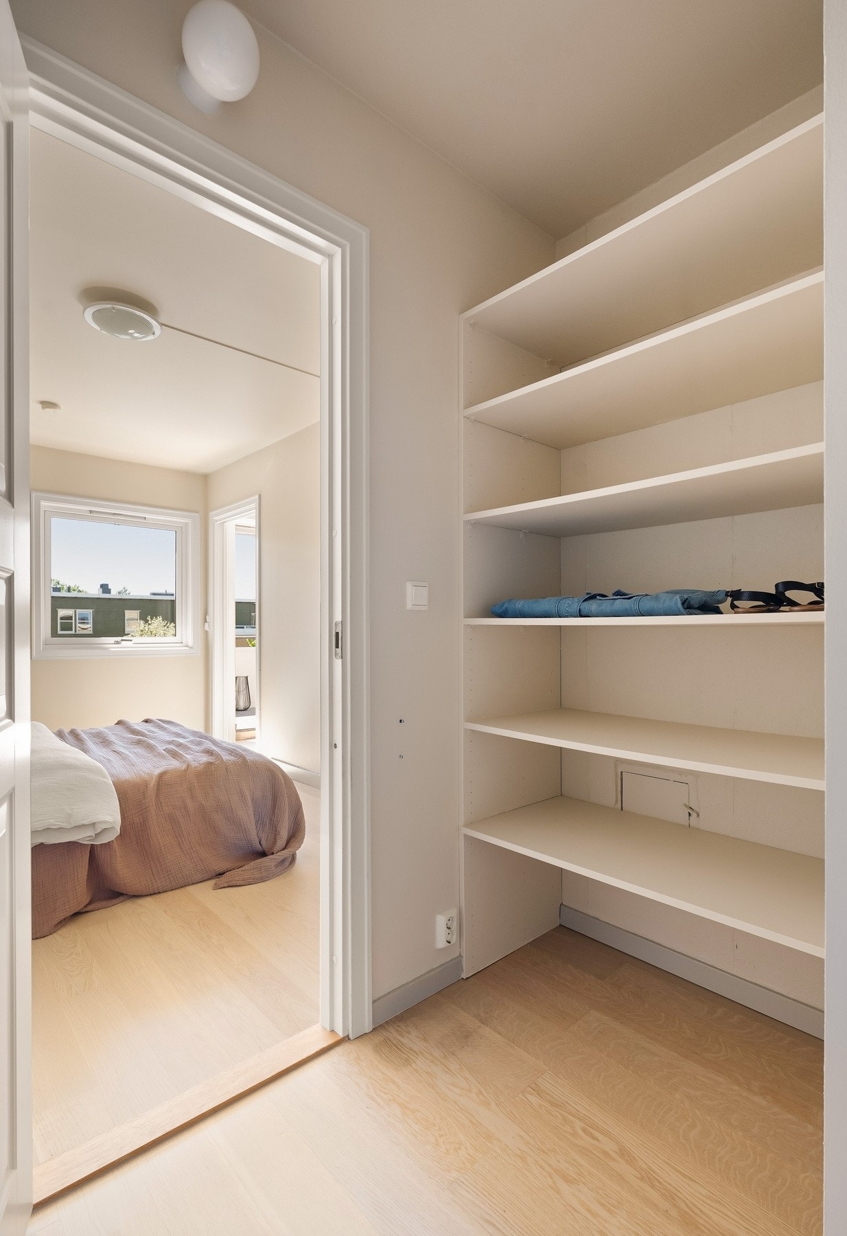 Hovedsoverommet har adkomst til en innvendig bod som brukes som walk-in closet. Galleribilde