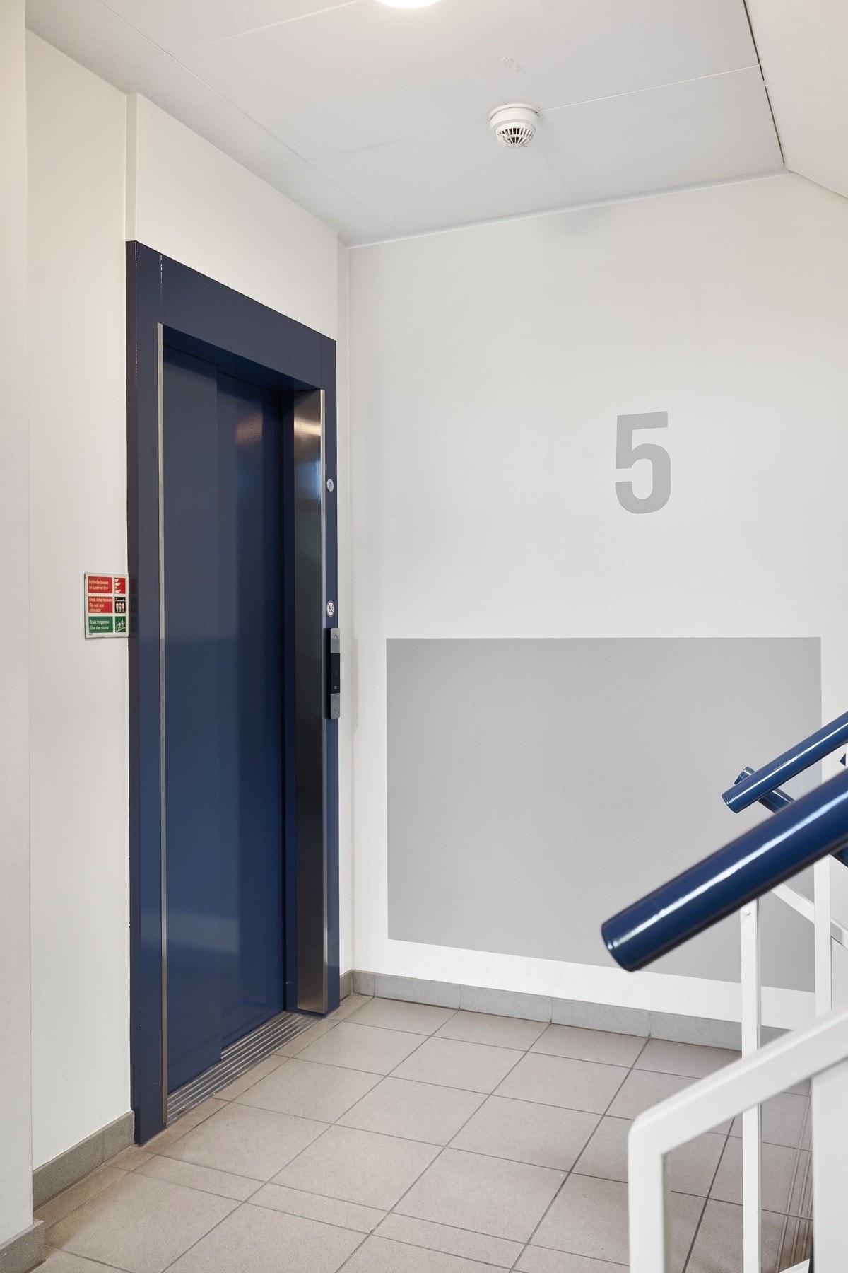 Sameiet har pene oppganger og heis fra garasjen og bakkeplan. Galleribilde