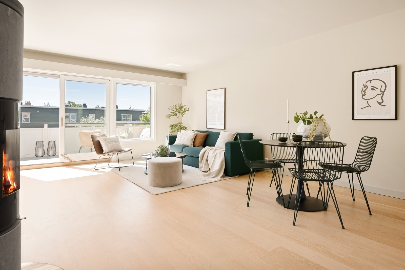 Stuen er lys og innbydende med god plass til både sofagruppe og spisebord. Galleribilde
