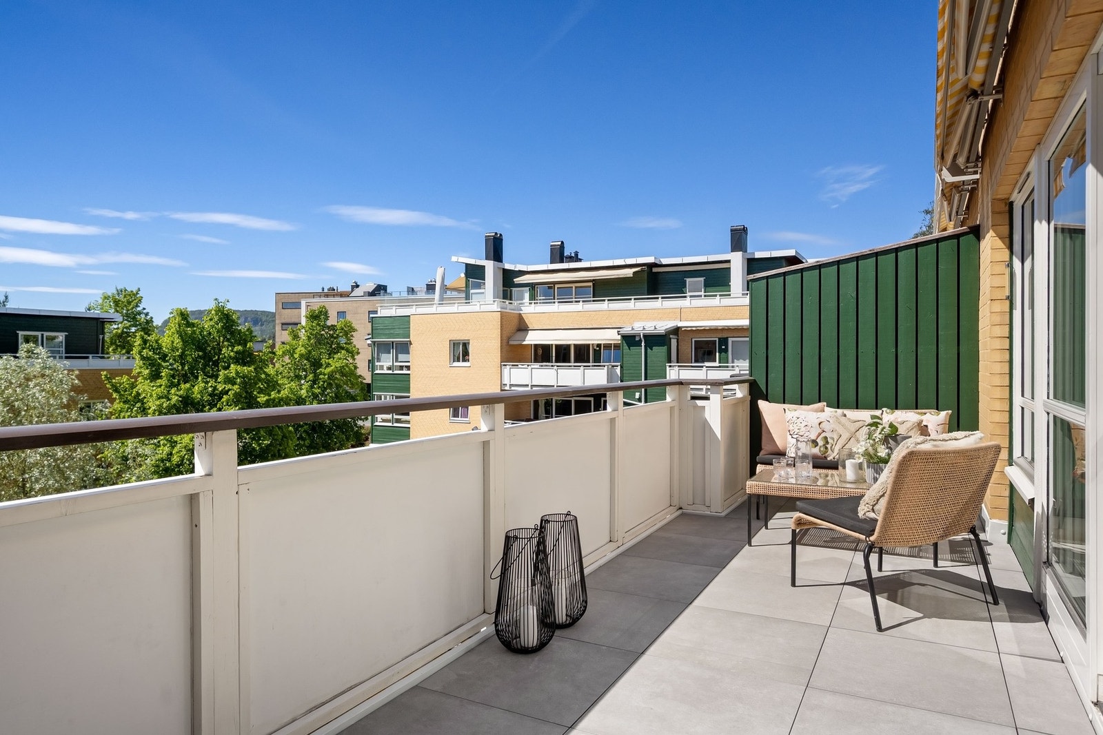 Balkongen har god plass til utemøbler, perfekt for både avslapning og måltider utendørs. Galleribilde