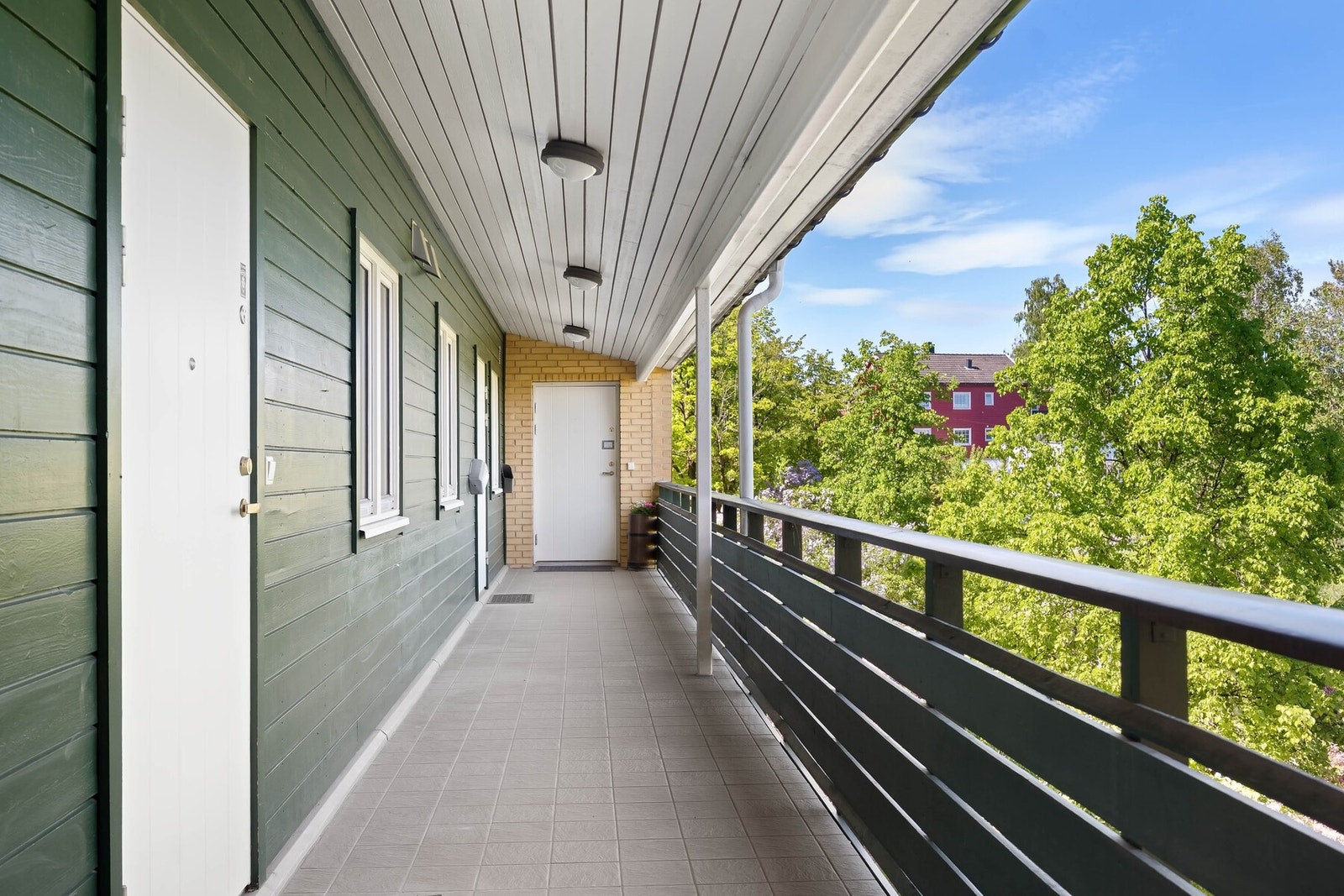 Leiligheten har adkomst via overbygget svalgang. Galleribilde