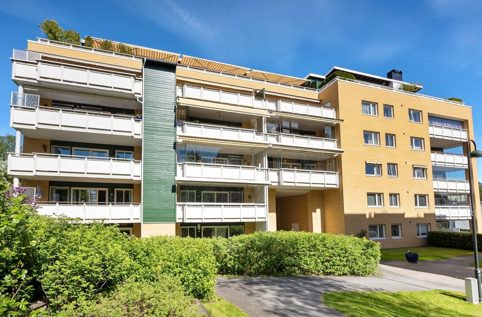 Leiligheten ligger i et veldrevet sameie sentralt på Bekkestua. Galleribilde