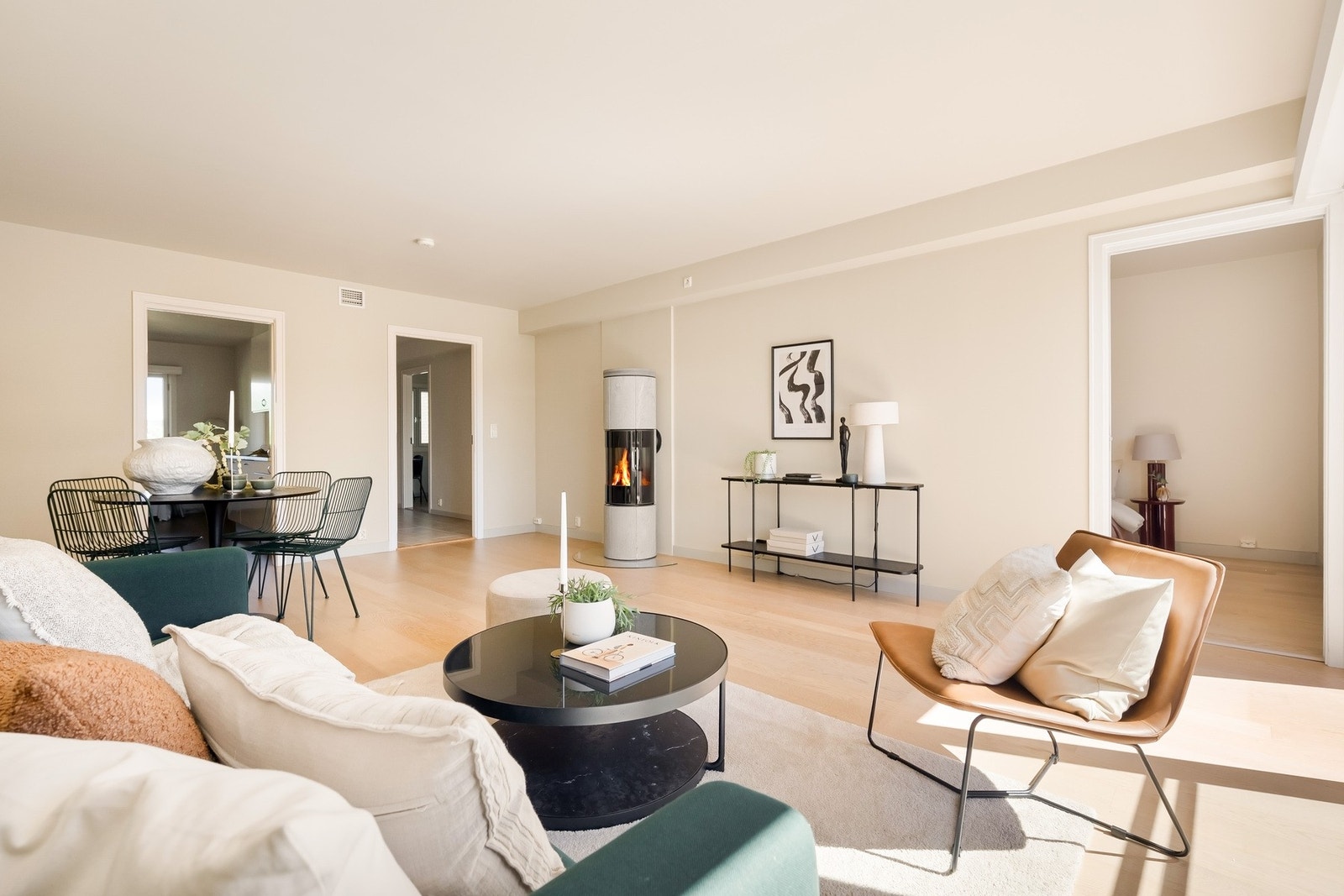 Stuen har god plass til flere soner og har fleksible innredningsmuligheter. Galleribilde
