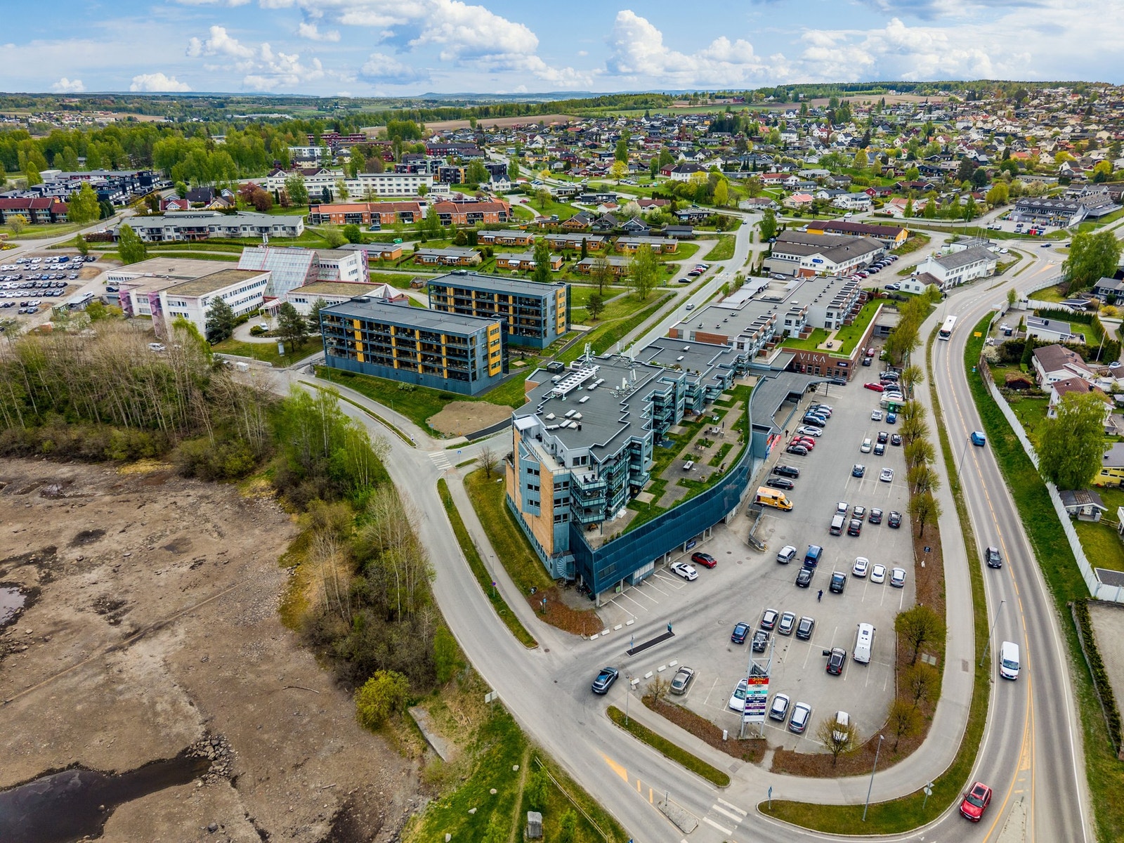 Boligen ligger kun 5 minutter unna Hamar sentrum med bil, men det er også gode sykkelmuligheter. Galleribilde