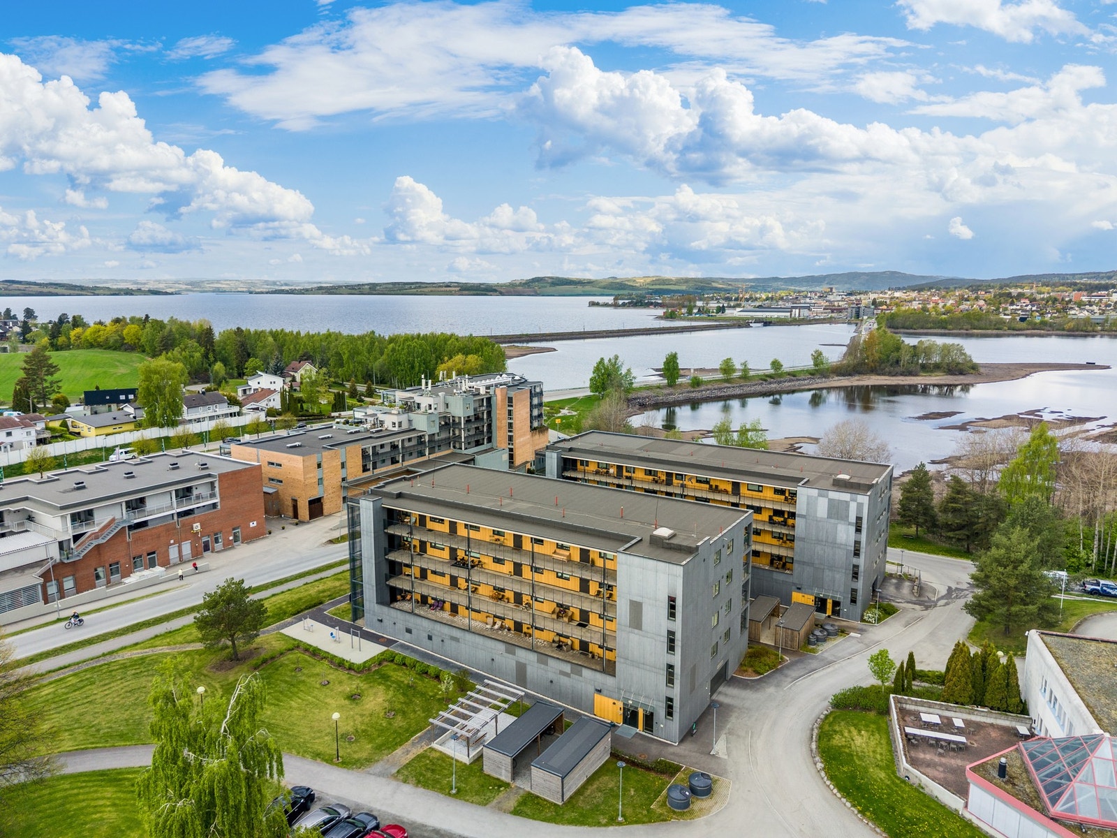 Her bor du tett på Mjøsa og flotte turområder. Galleribilde