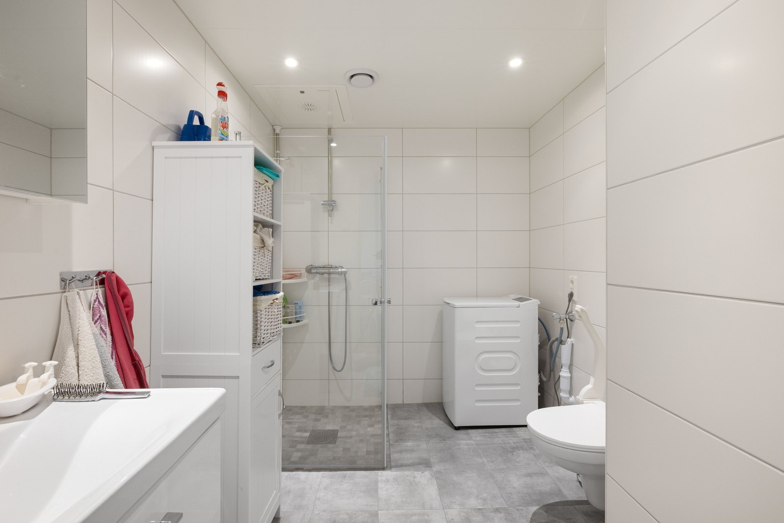 Badet er innredet med servantinnredning, dusjhjørne og toalett. Galleribilde