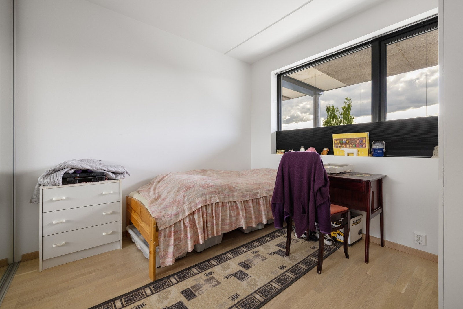 Romslig soverom. Galleribilde