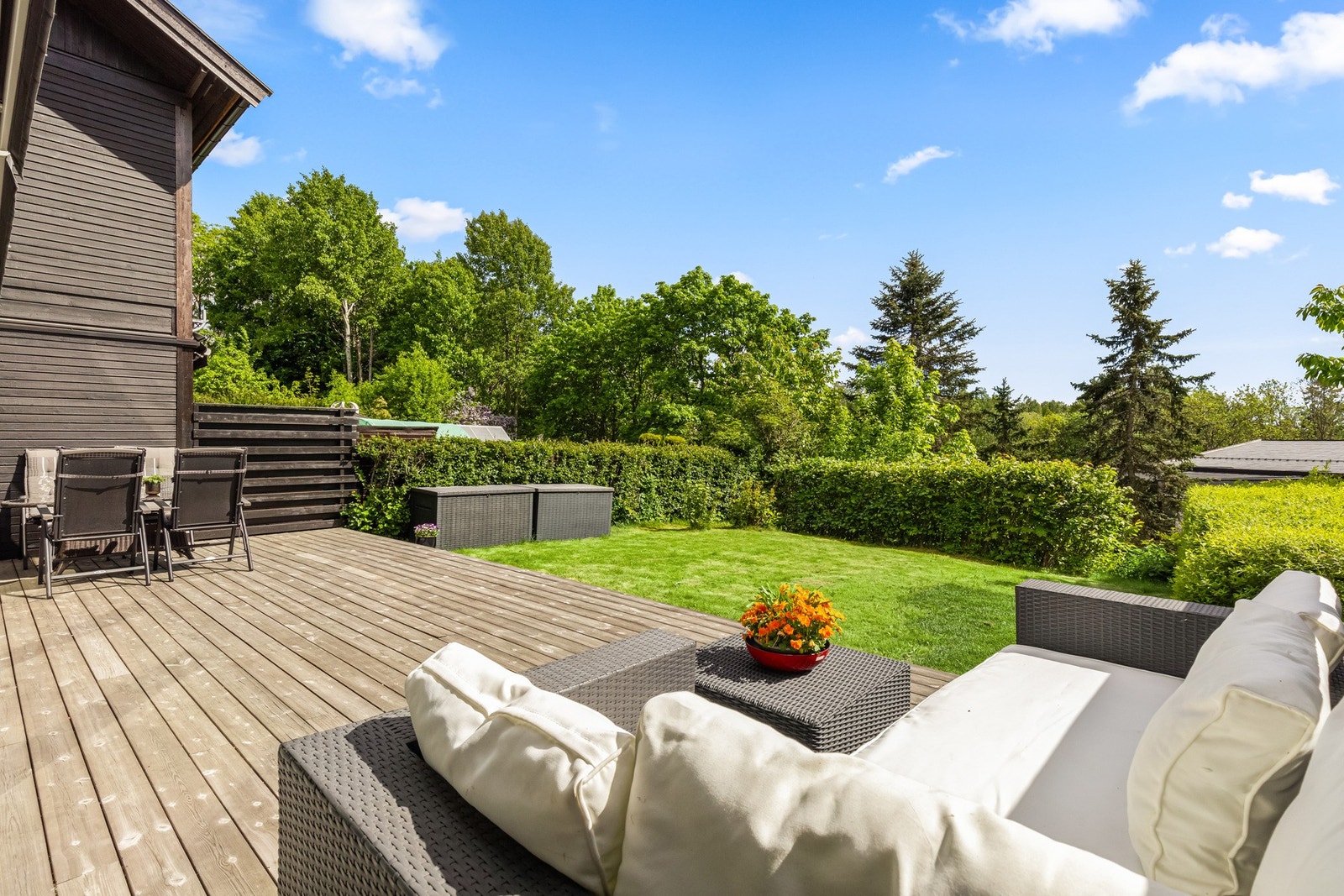 Fra kjøkkenet er det utgang til en sørvendt terrasse på ca. 32 kvm. Galleribilde
