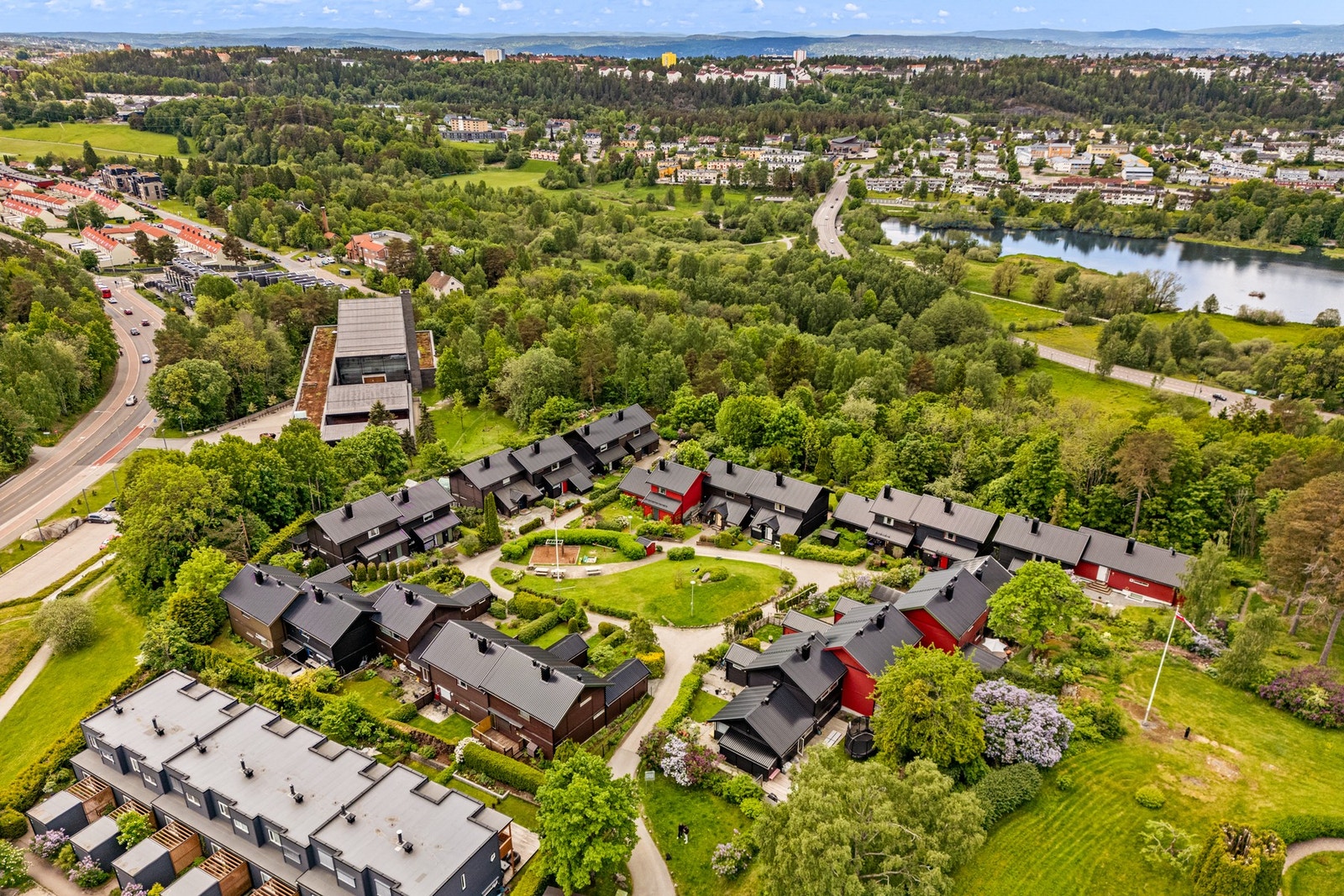 Bølertunet er tegnet av arkitektene Ingolf Westbø og Tor Carlsen, som tegnet flere områder på 1970-tallet. Bølertunet ble prisbelønnet av kommunen i 1980 for sin bebyggelse. Galleribilde