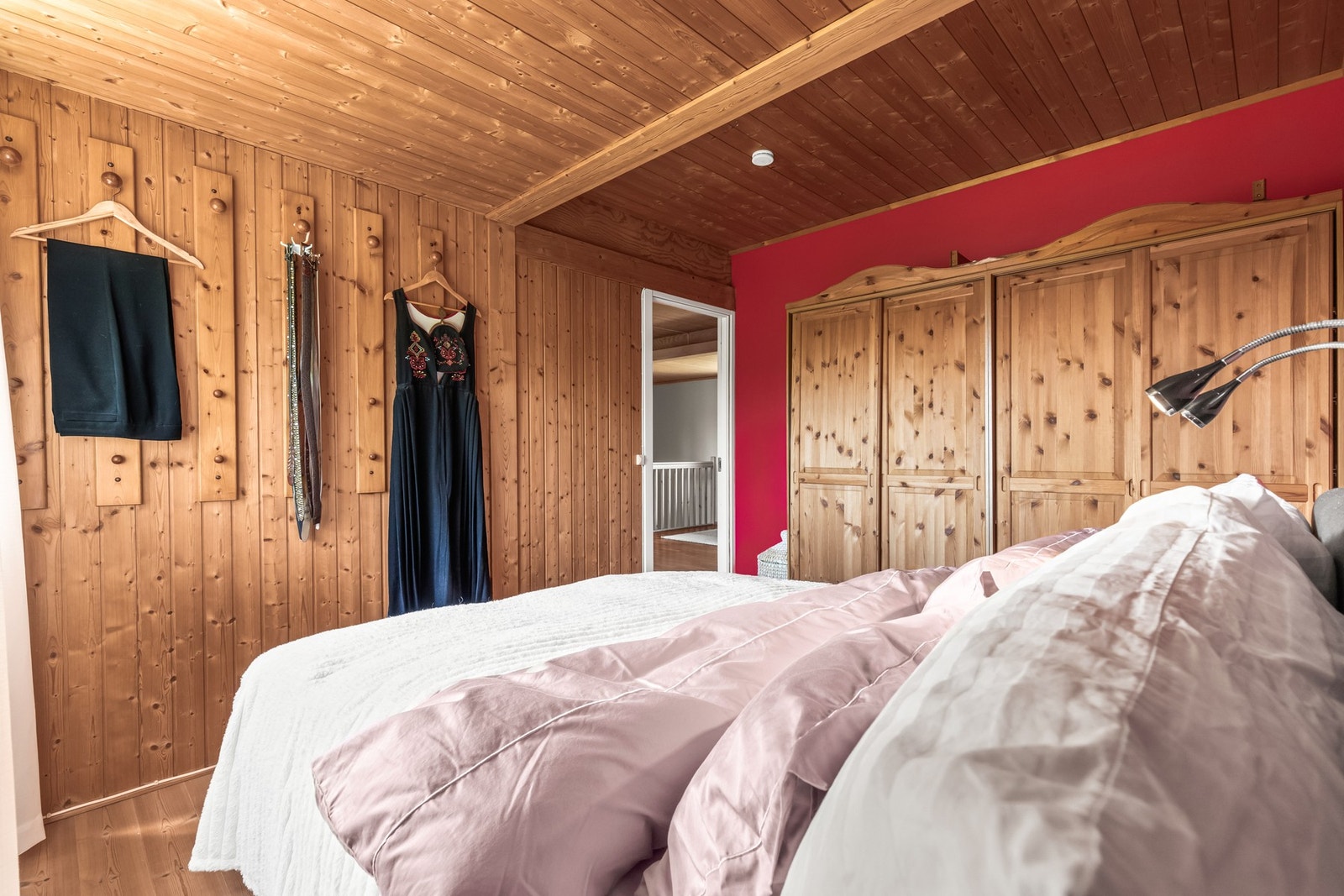 Hovedsoverommet har fin plass til å innredes med dobbeltseng og nattbord. Ellers er det godt med oppbevaringsplass i en dobbel skyvedørsgarderobe. Galleribilde