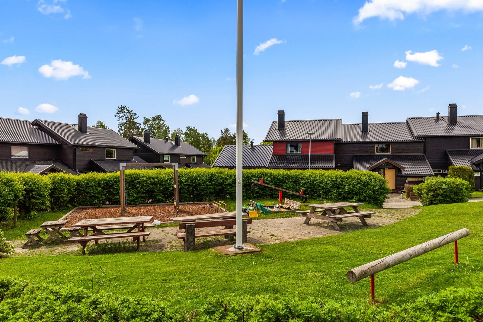 Lekeplass på tunet til glede for de minste. Velforeningen Bølertunet vel sørger sammen for at fellesområdet vedlikeholdes og tas vare på. Galleribilde
