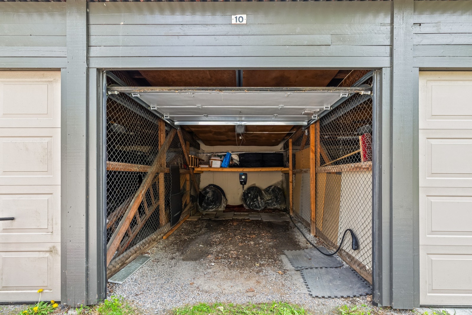 Boligen disponerer en garasje i felles rekke, med fjernstyrt leddport, lader for elbil, lagringsplass og et areal på ca. 15 kvm. Det er også gjesteparkeringsplasser. Galleribilde