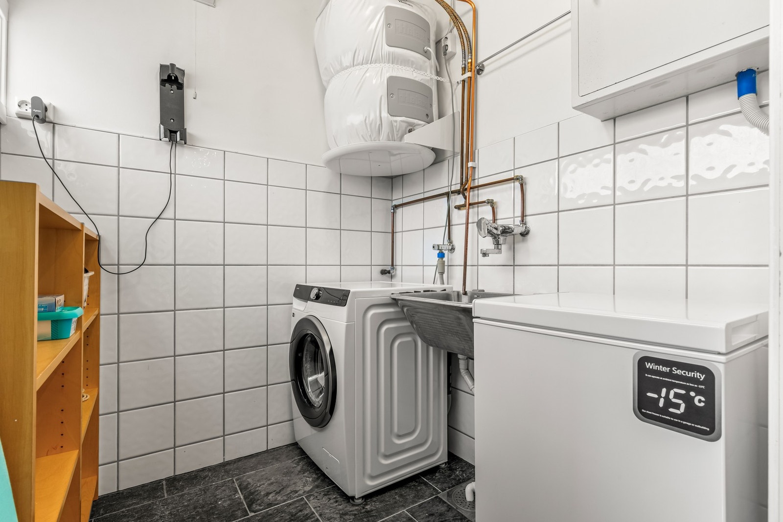 Vegg i vegg med badet i første etasje ligger et praktisk vaskerom med opplegg til vaskemaskin, utslagsvask og div. Galleribilde