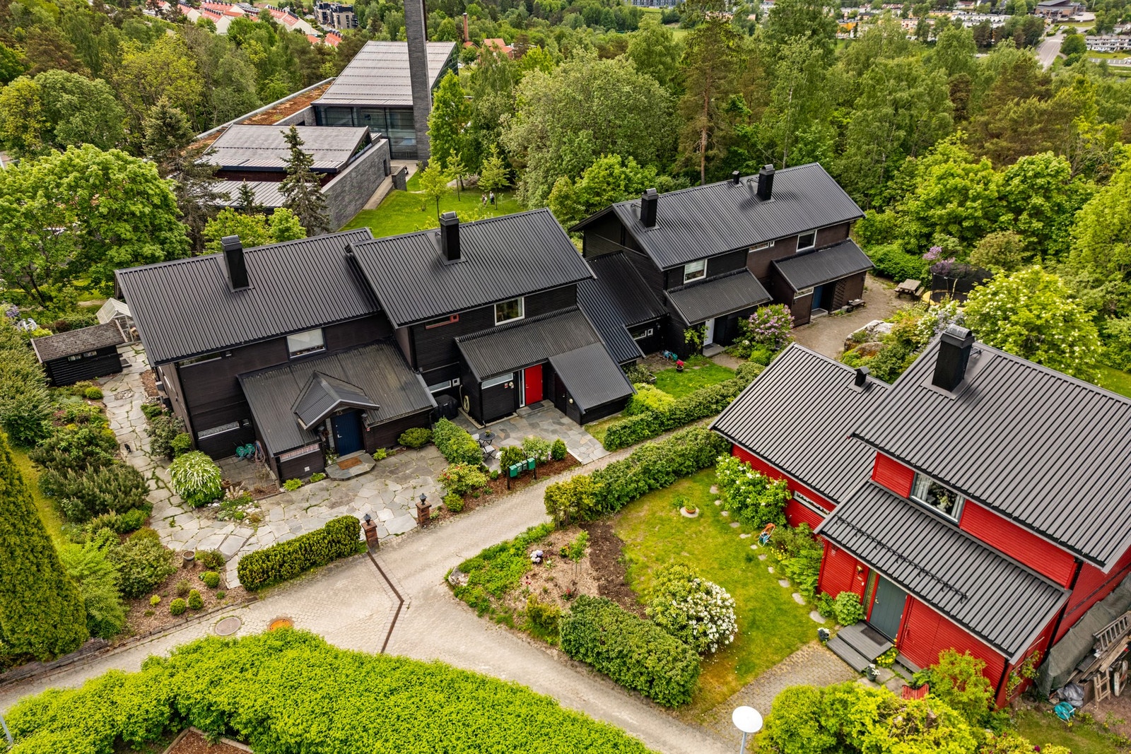 I 2024 ble det lagt nytt undertak med papp, lekter og sløyfer, samt ny tekking med metallplater. I tillegg er renner, nedløp og vindskier byttet. Det er fremlagt dokumentasjon. Galleribilde