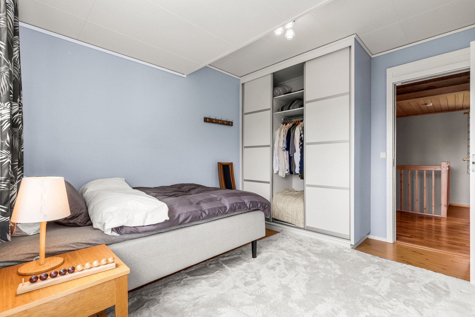 Stor medfølgende skyvedørsgarderobe med oppbevaringsplass. Galleribilde