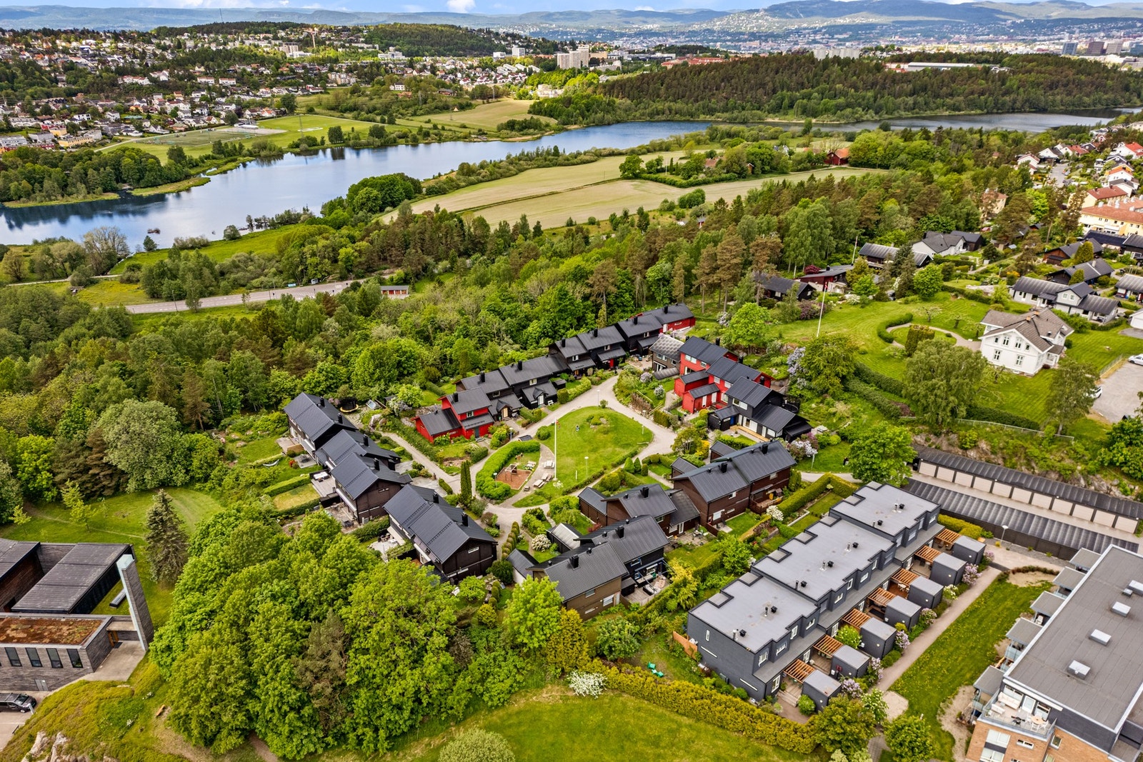 Fra boligen er det kort vei til Østensjøvannet og fin sykkelavstand ned til Oslo sentrum. Galleribilde