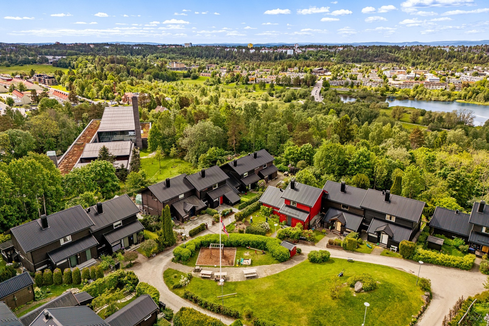 Både huset og beliggenheten egner seg svært godt for familier. Rolig tun med lekeplass og sittegrupper. Galleribilde