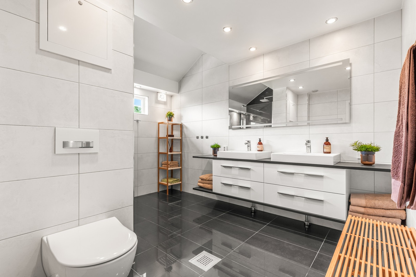 Badet i 2. etasje ble også renovert i 2018, og er av meget god størrelse. Under et speil med belysning har badet en stor benkeløsning med skuffeseksjoner og to toppmonterte servanter. Galleribilde