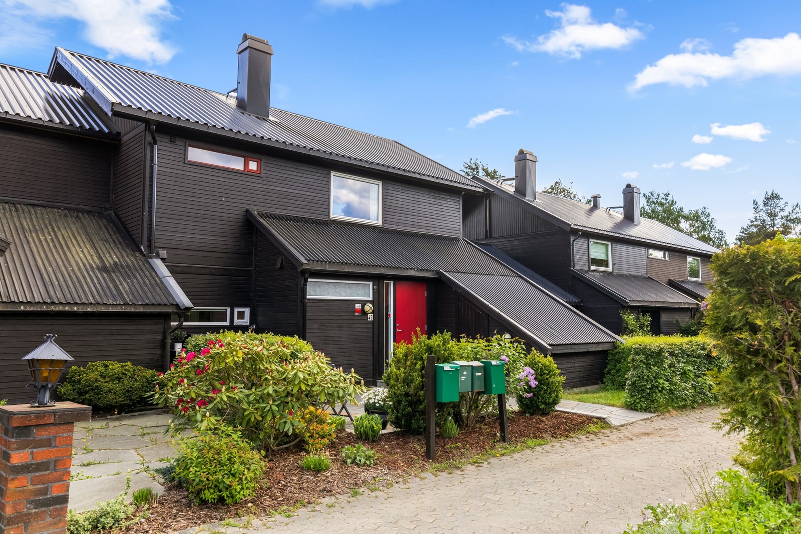 Guristuveien 43 er et arkitekttegnet og innholdsrikt rekkehus på 140m² over to plan. Boligen disponerer garasje med elbil-lader. Galleribilde
