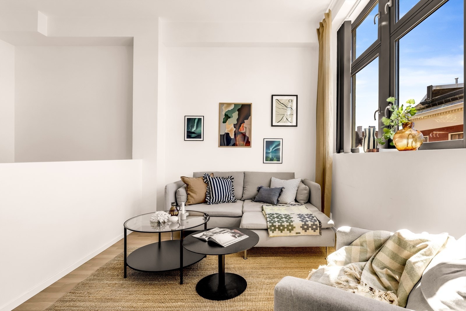 Gulvet er belagt med flott 3-stavs parkett, og overflatene er malt i en behagelige hvittone. Galleribilde