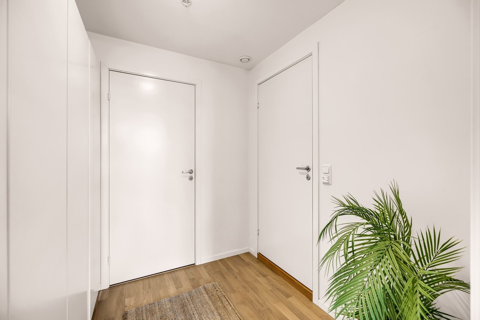 Mellomgang mellom kjøkken og bad. Her er det satt opp en stor og garderobe, samt dør inn til en praktisk innvendig bod. Galleribilde
