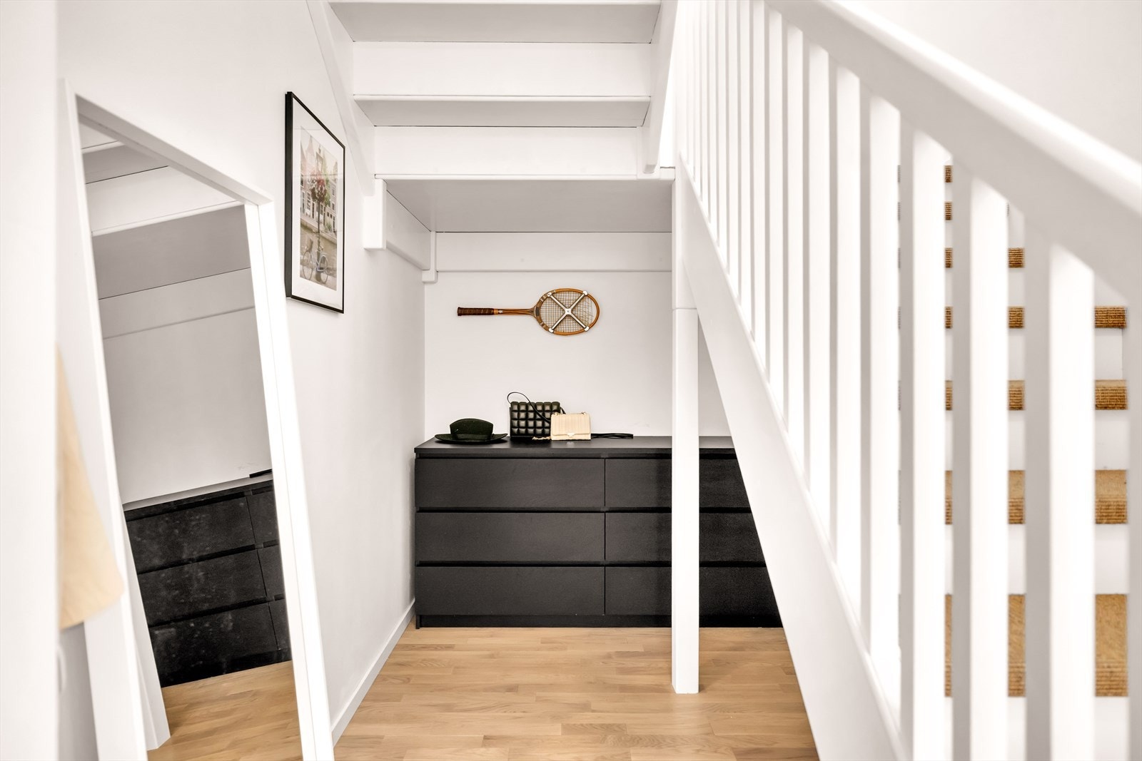 Mye god lagring i leiligheten med både god plass under trapp, innvendig bod, men leiligheten disponerer også en kjellerbod på ca. 6,9 m². Galleribilde