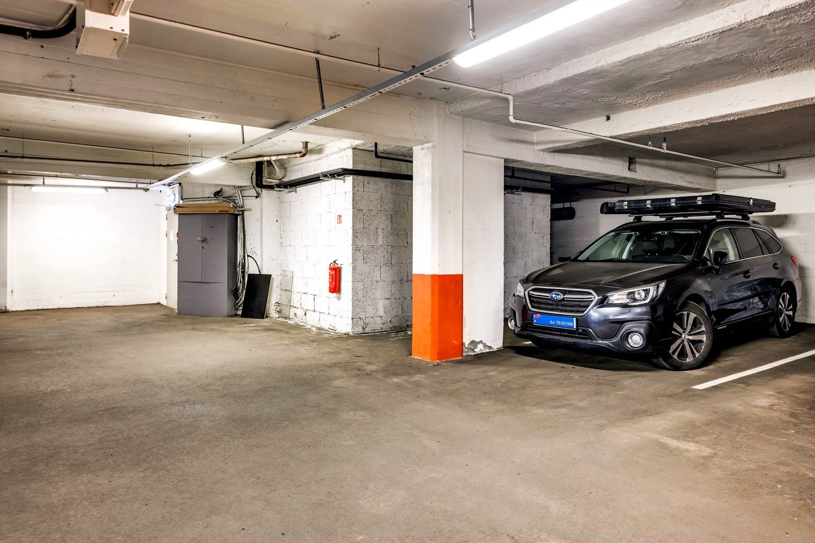 Selger har parkeringsplass og det er mulig å kjøpe denne plassen. (Plassen følger ikke med leiligheten). Det er mulighet å montere elbillader på plassen. Galleribilde