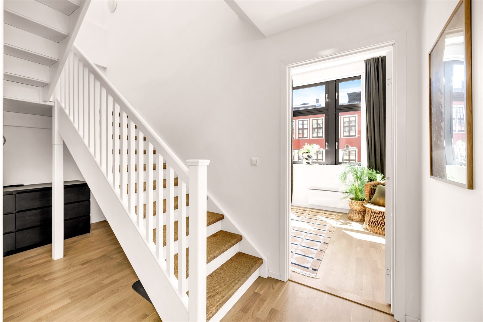 Velkommen inn! Leiligheten har en innbydende entré som skaper et umiddelbart godt førsteinntrykk. Galleribilde