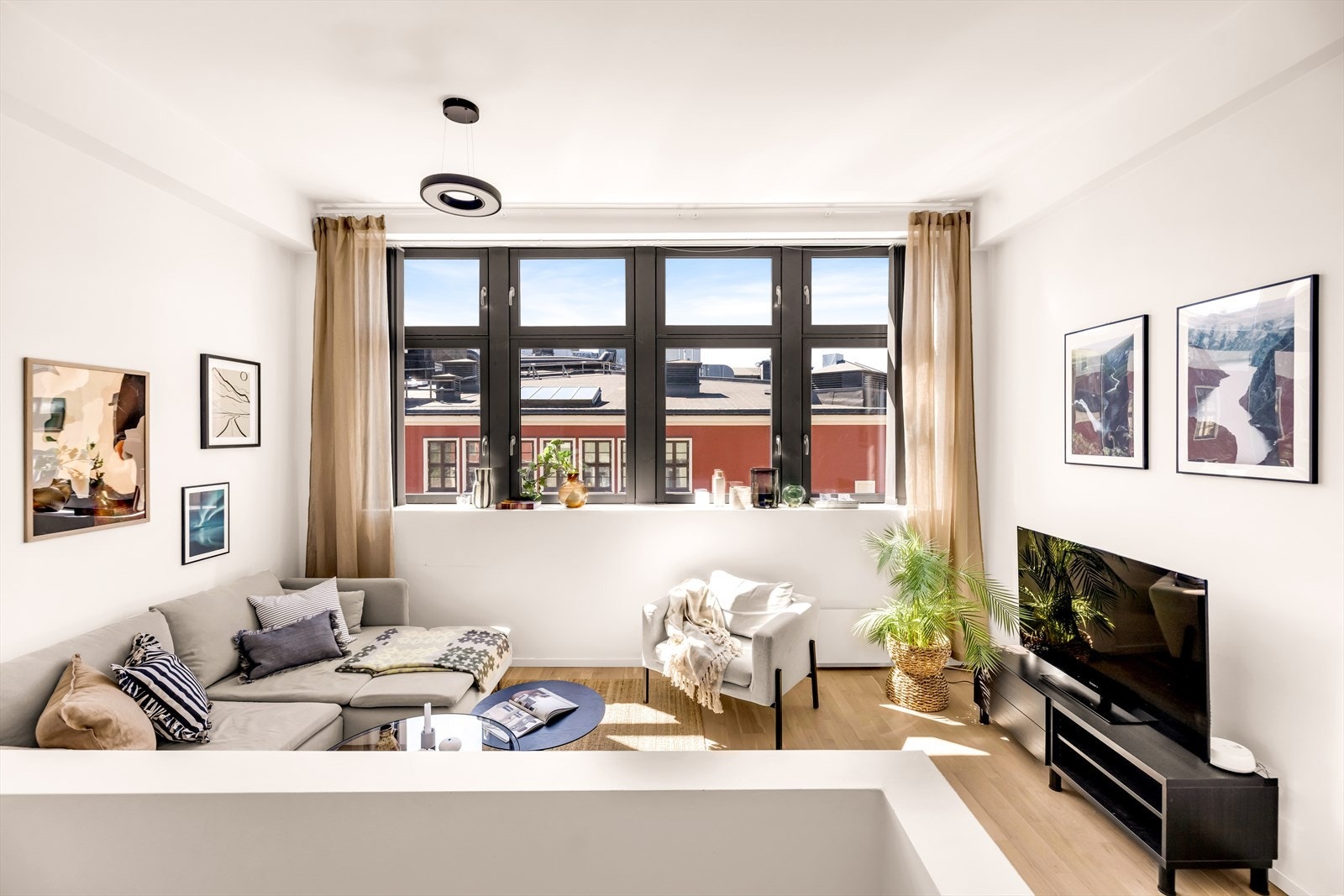 Planløsningen åpner opp for flere møbleringsmuligheter med god plass til sofagruppe, TV-møbler og spisebord med tilhørende stoler. Galleribilde