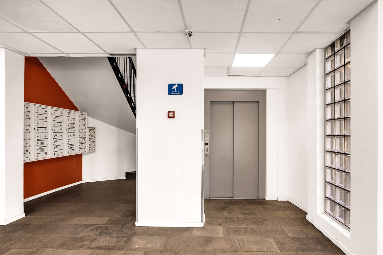 Bygget har hyggelig inngangsparti med heis. Galleribilde