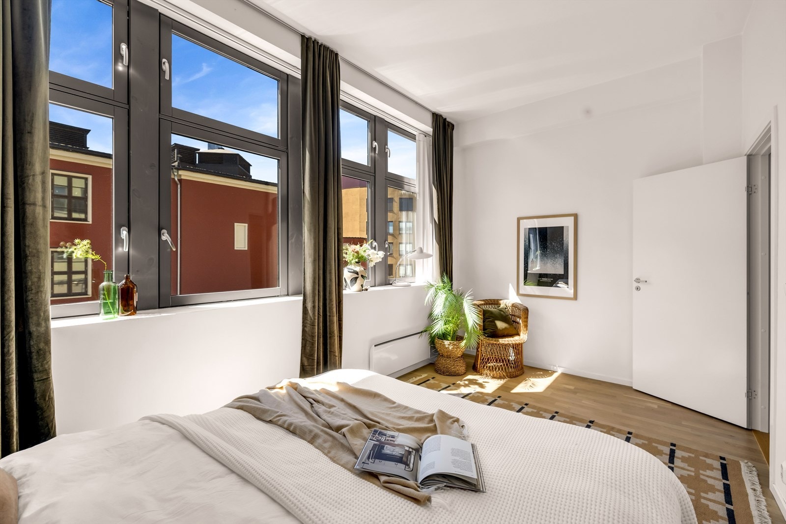 Da soverommet er av god størrelse kan man vurdere en løsning om å sette inn en annen trapp og sette opp lettvegg for å etablere et ekstra soverom. Galleribilde