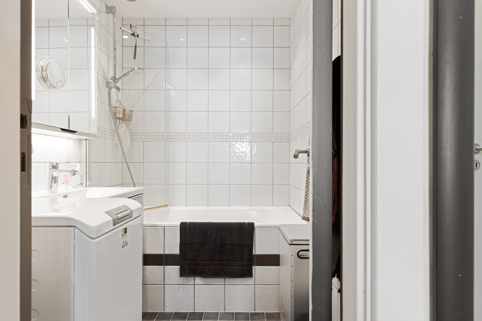 Lyst, flislagt baderom med downlights i himling og opplegg for vaskemaskin. Oppussing må påregnes. Galleribilde