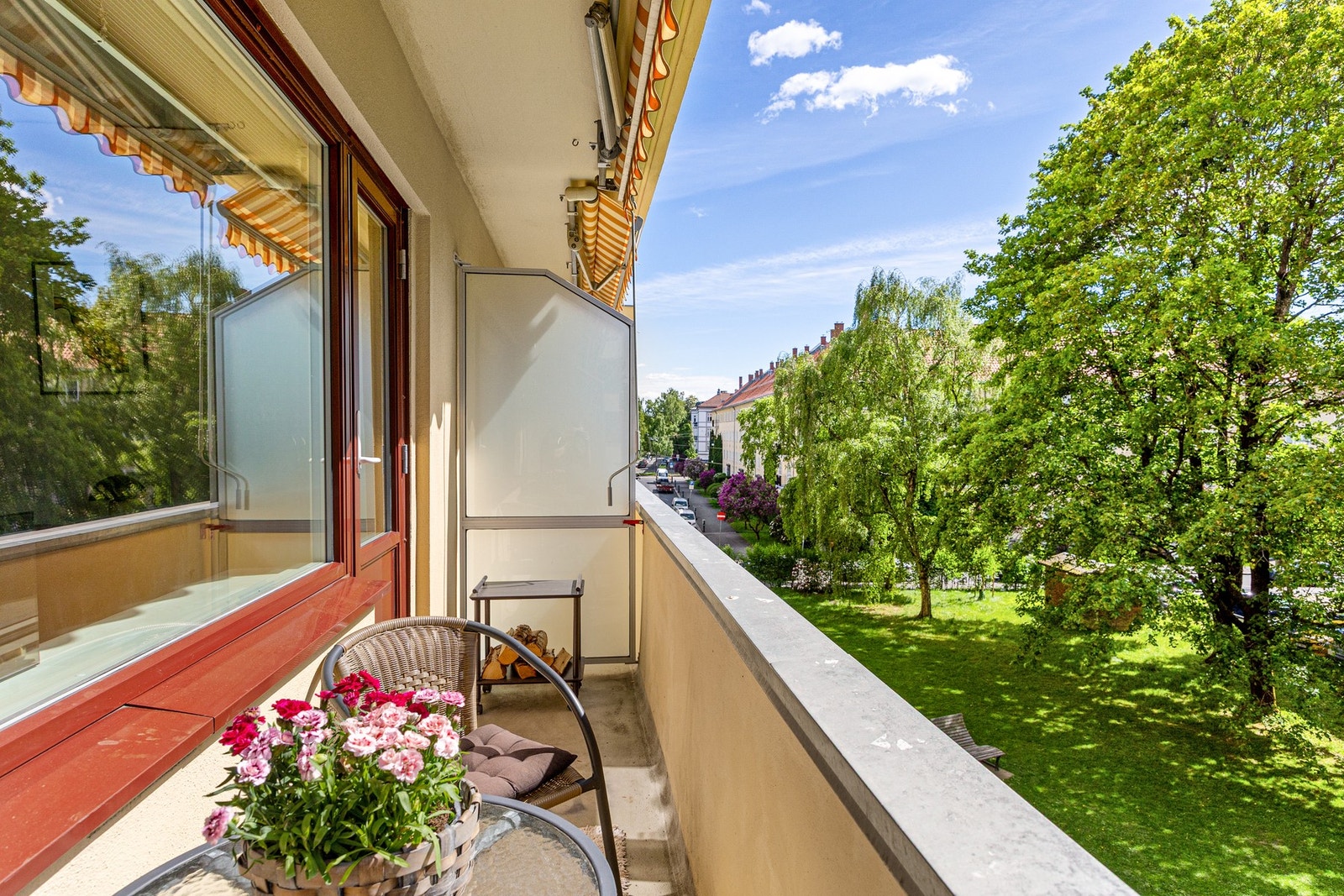 Herlig brannbalkong med pent utsyn. Godt med lys og sol. Galleribilde