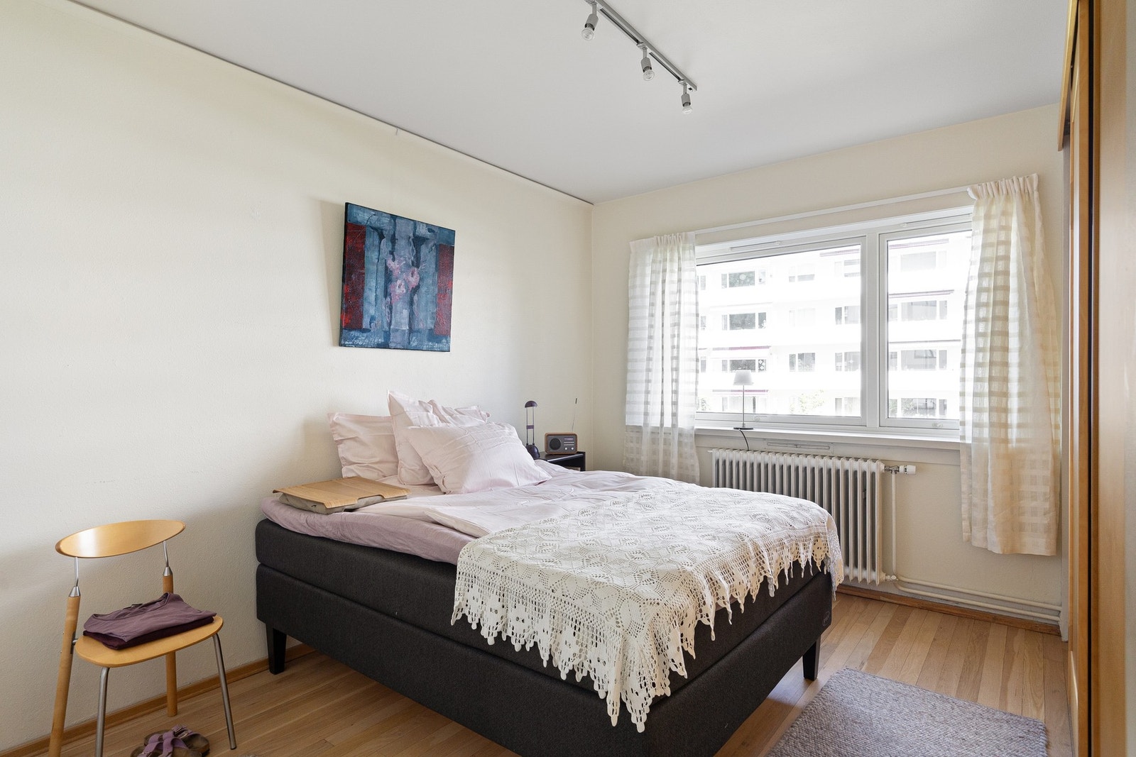 Romslig hovedsoverom med god plass til dobbeltseng, nattbord og garderobe. Galleribilde