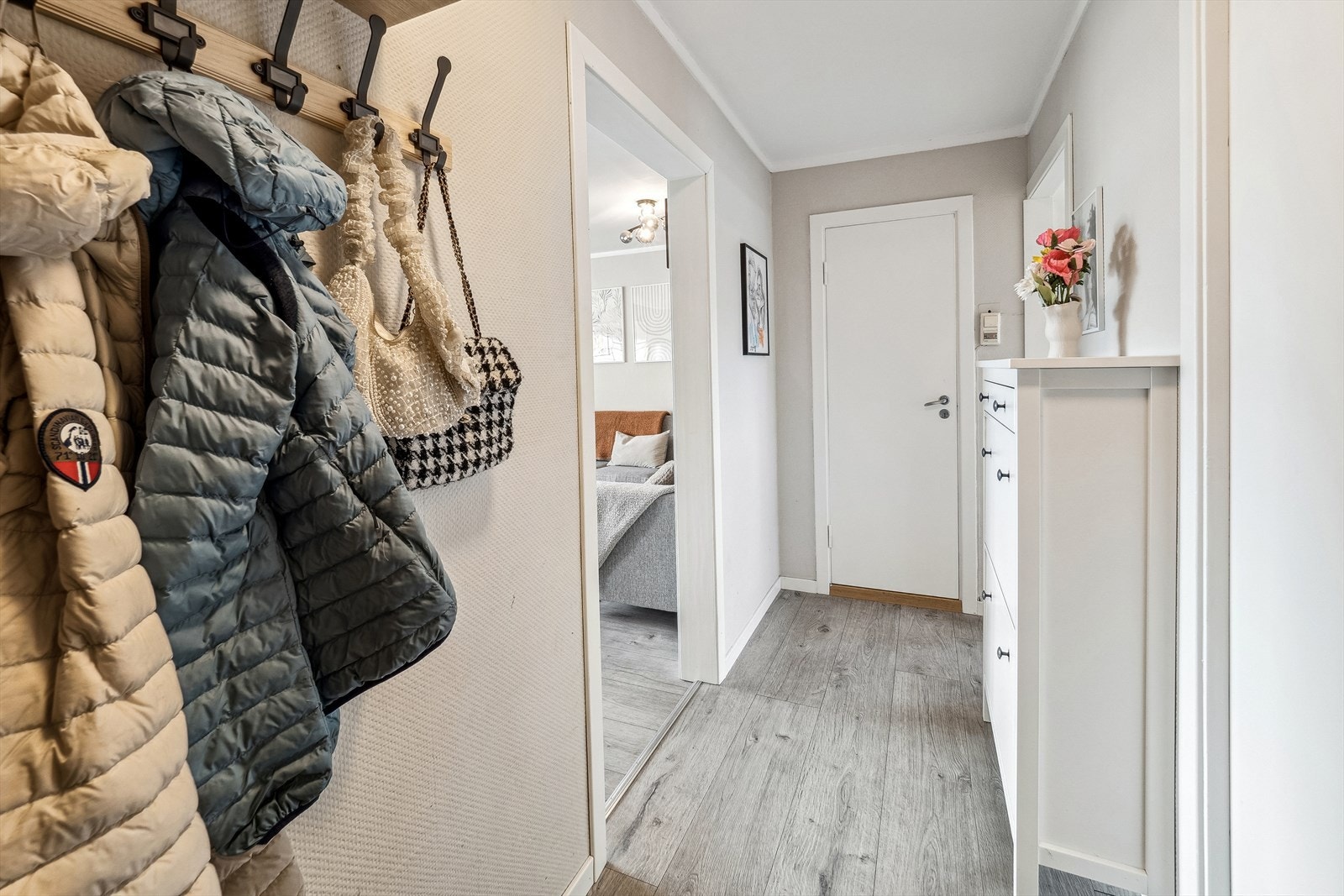 Entréen har plass til oppbevaring av yttertøy og sko. Galleribilde