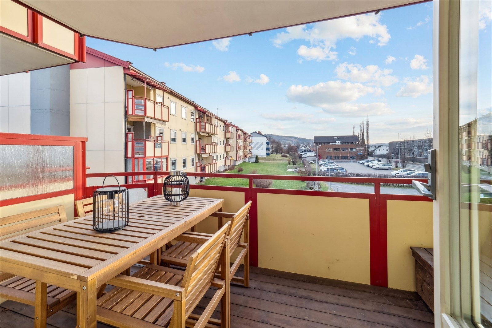 Fra stuen er det utgang til en overbygget balkong med god plass til sittegruppe. Galleribilde