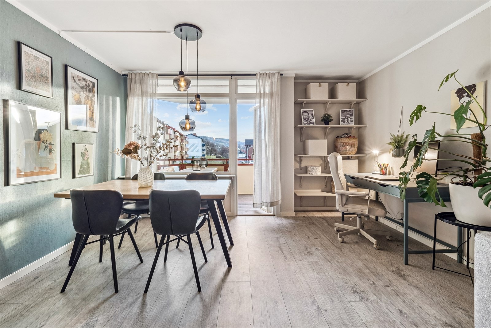 Balkongdøren fra 2016 slipper inn lys og åpner opp mot uteplassen. Galleribilde