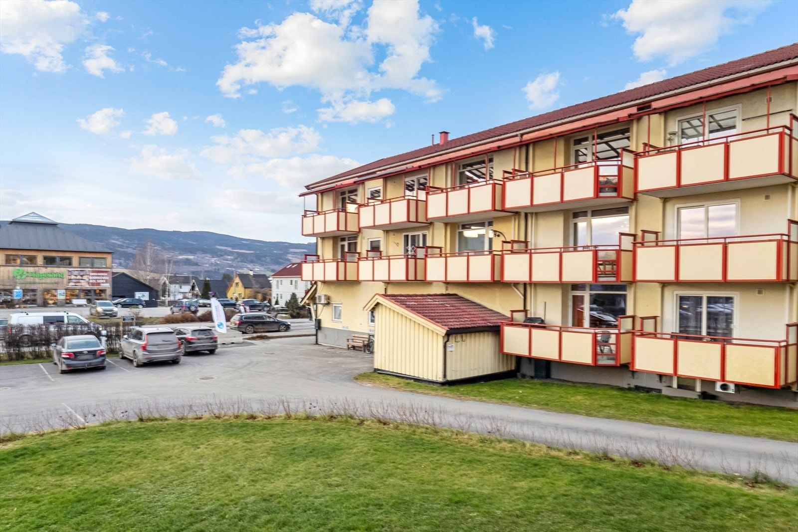 Beliggenheten er sentral med Rema 1000 og post i butikk kun et par minutters gange unna. Galleribilde