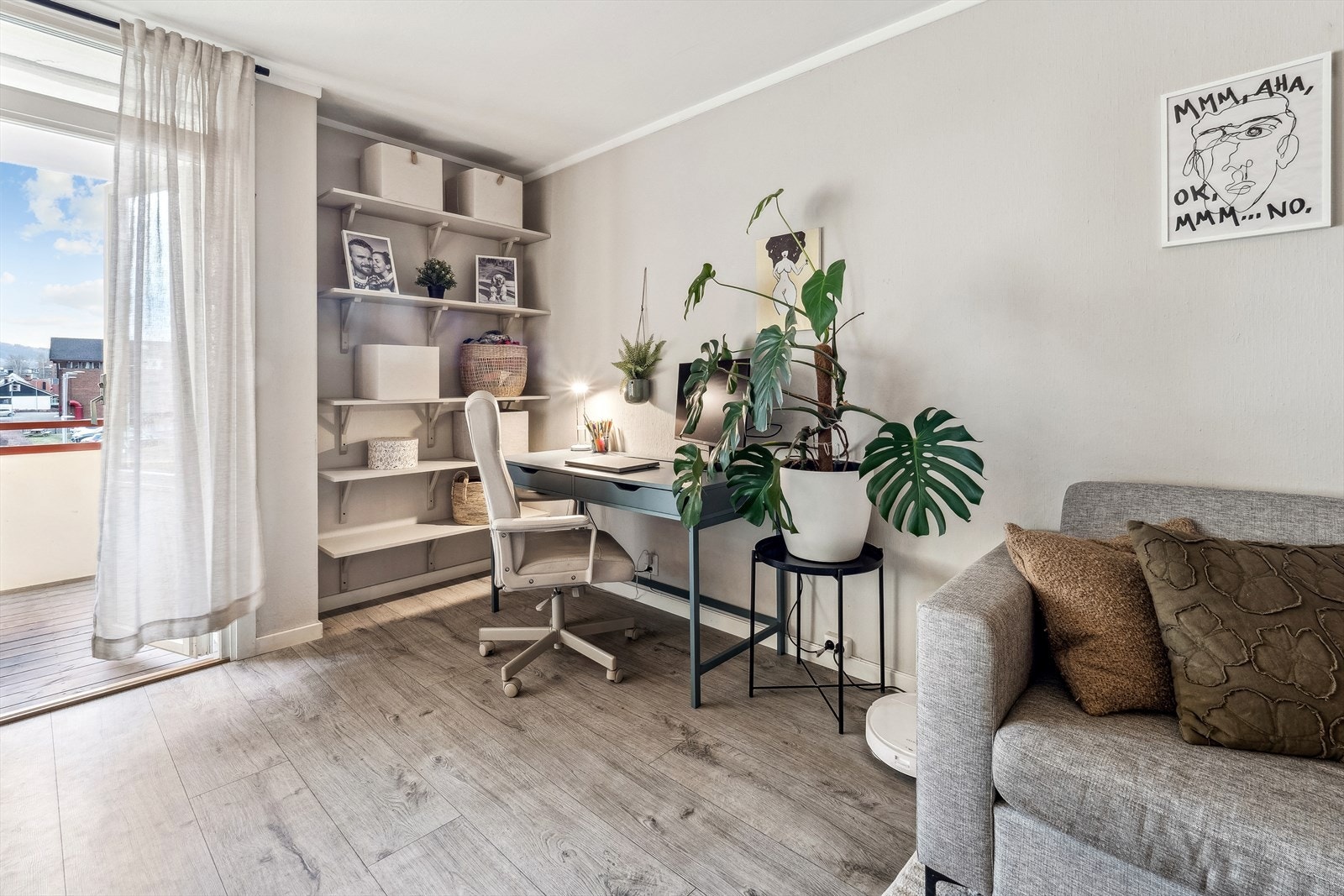 En praktisk krok i stuen gir mulighet for en egen arbeidsplass. Galleribilde