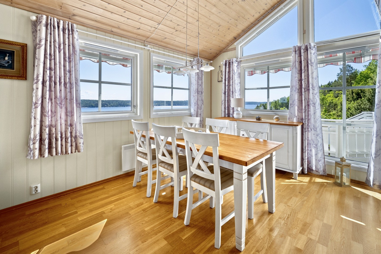 Koselig spiseplass med nydelig utsikt og utgang til terrasse. Galleribilde