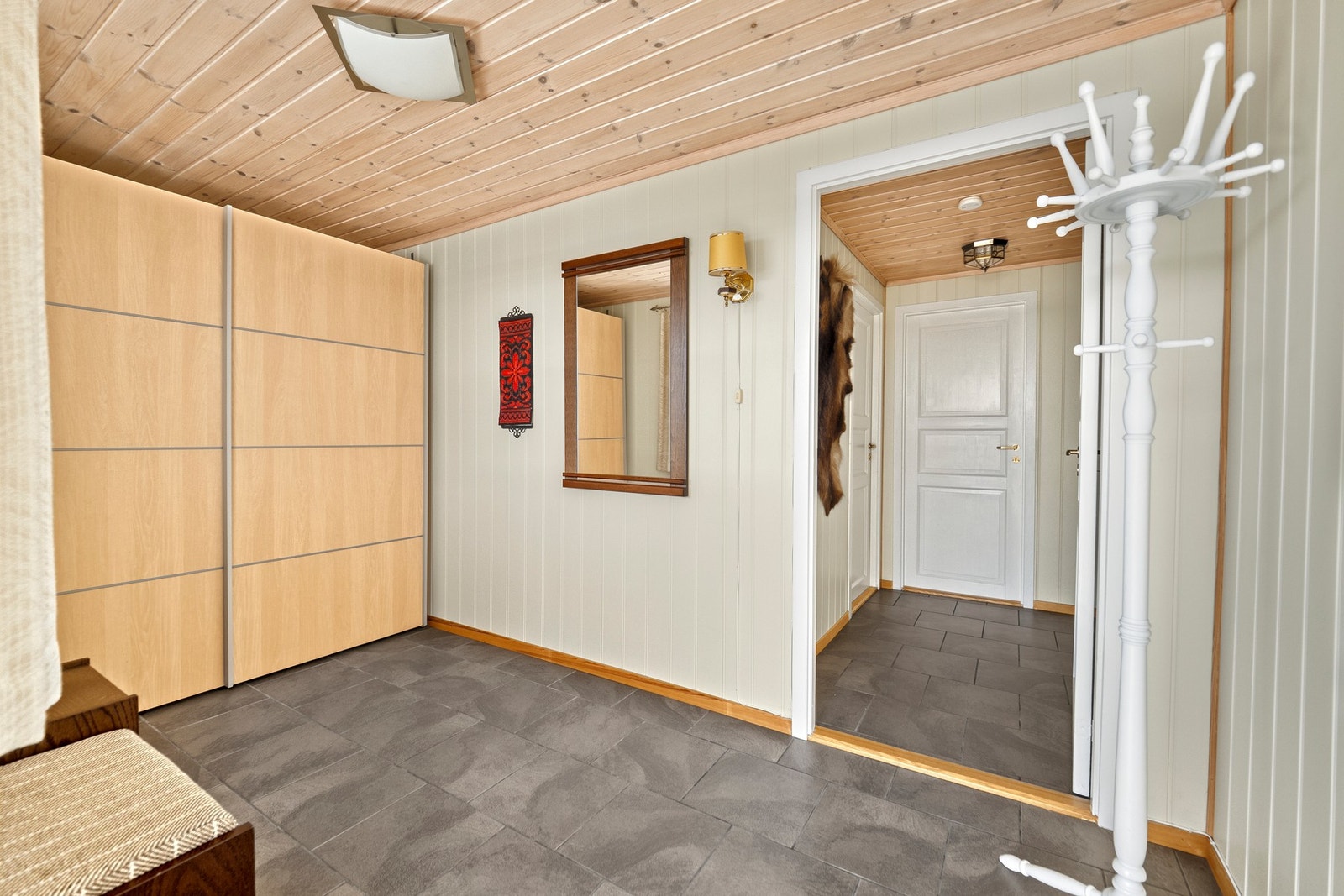 Entré/gang med gode oppbevaringsmuligheter i garderobeskap. Galleribilde