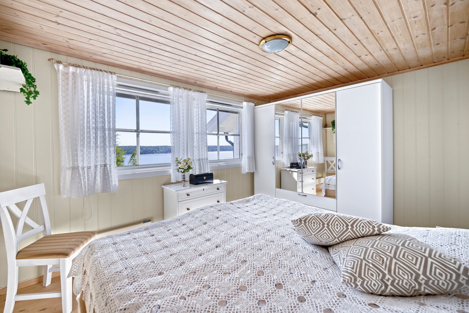 Hytten har totalt 4 soverom, fordelt med 2 i hver etasje, alle av god størrelse. Galleribilde